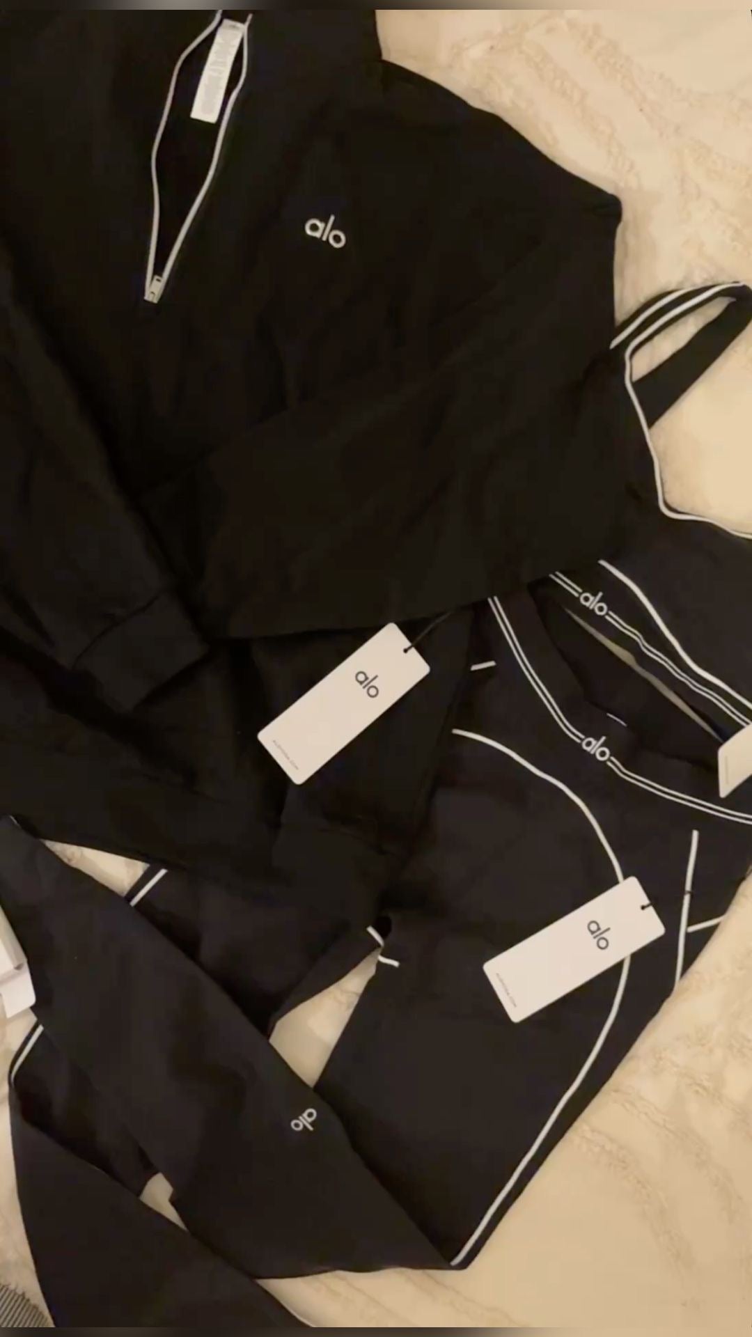 ￼black and white Alo set